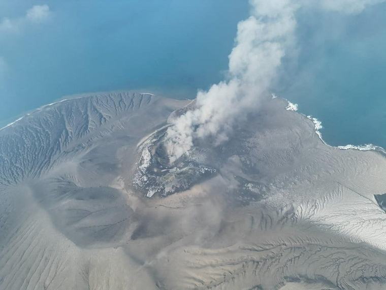 Indonesia shuts airports, some schools as Anak Krakatau volcano erupts